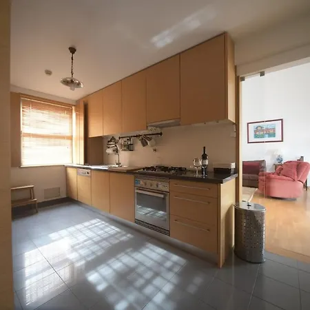 Spacious - Free Parking - Near Metro Вилла *